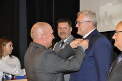 Przewodniczący IPA Region Obra przypina medal okolicznościowy osobie wyróżnionej